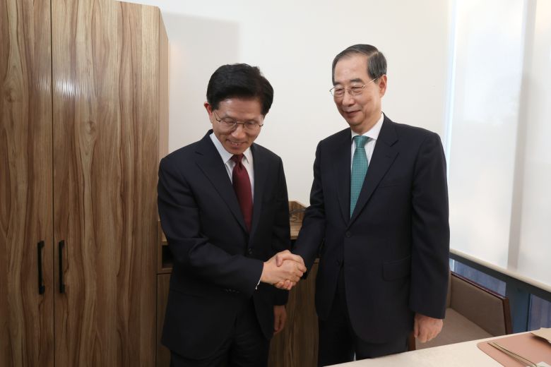 김문수 국민의힘 대선 후보와 한덕수 무소속 대선 후보가 7일 서울 종로구의 한 식당에서 단일화 관련 회동을 하고 있다.    공동취재