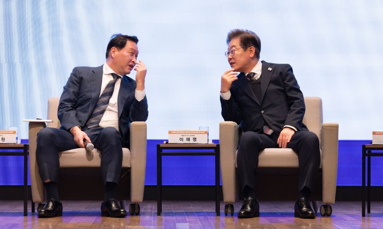 이재명 더불어민주당 대선후보가 8일 서울 중구 대한상공회의소에서 열린 대선후보 초청 경제5단체장 간담회에서 최태원 대한상의 회장과 대화하고 있다. 뉴스1