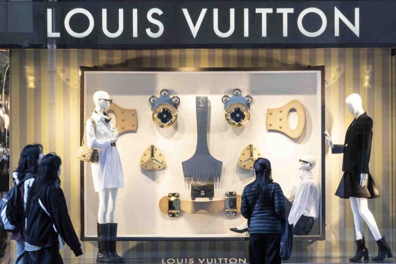 지난달 15일 서울 시내의 한 백화점 루이비통 매장 앞으로 시민이 지나가고 있다. 뉴시스