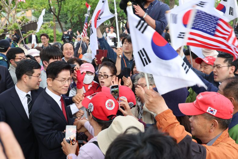 김문수 국민의힘 대통령 후보가 8일 서울 여의도 국회 내 카페에서 단일화 관련 회동을 마친 뒤 이동하고 있다.  공동취재