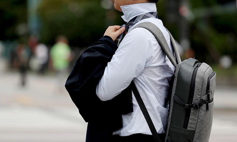 서울 종로구 광화문네거리에서 출근하던 한 시민이 넥타이를 고쳐매고 있다. 뉴시스