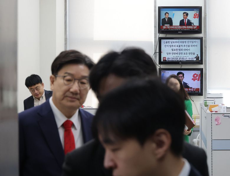 국민의힘 권성동 원내대표가 8일 서울 여의도 국회에서 김문수 당 대선 후보의 단일화 관련 긴급 기자회견을 지켜본 뒤 비상대책위 회의를 위해 이동하고 있다. 연합뉴스