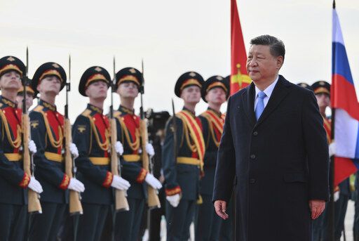 시진핑 중국 국가주석이 7일(현지 시간) 러시아 모스크바 브누코보 공항에 도착해 러시아 의장대 앞을 지나고 있다. 시 주석은 러시아의 제2차 세계대전 전승절 80주년 기념식 참석차 러시아를 방문했으며 블라디미르 푸틴 대통령과 회담할 예정이다. AP통신