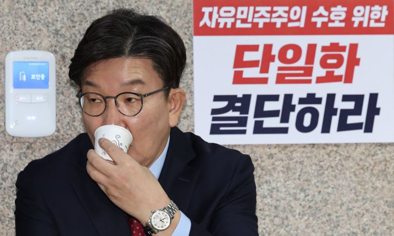 당 대선 후보 단일화 등을 촉구하며 단식 농성에 돌입한 권성동 국민의힘 원내대표가 9일 오전 서울 여의도 국회 원내대표실 앞에서 물을 마시고 있다. 뉴시스