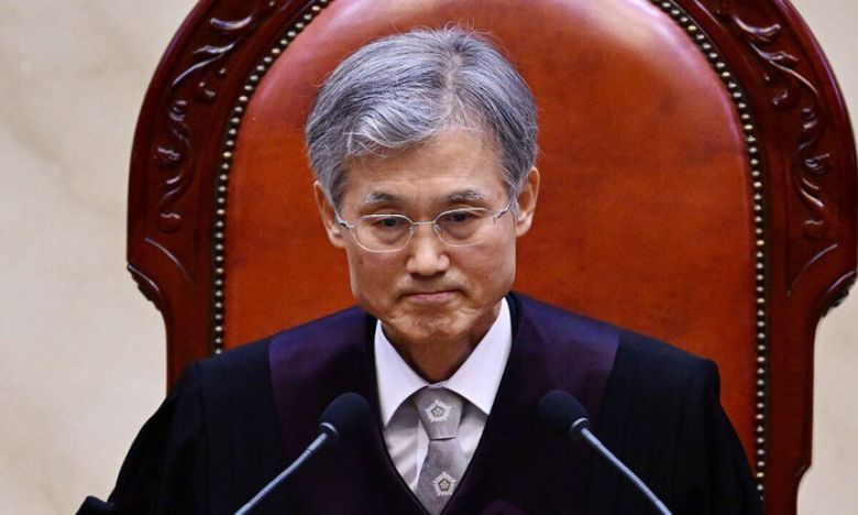 조희대 대법원장이 지난 1일 서울 서초구 대법원 대법정에서 더불어민주당 이재명 대선후보의 공직선거법 위반 사건 상고심 선고를 준비하며 입술을 다물고 있다. 뉴시스