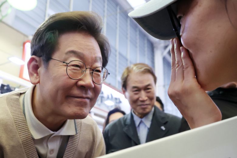 민심을 청취하는 ‘경청 투어’에 나선 더불어민주당 이재명 대선 후보가 9일 경북 성주군 성주전통시장에서 한 주민의 말을 듣고 있다. 성주=뉴시스