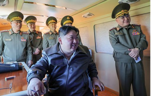 김정은 북한 노동당 총비서가 지난 8일 진행된 장거리포 및 미사일체계 합동타격훈련을 지도했다고 당 기관지 노동신문인 9일 보도했다. 이번 훈련에는 '600mm 다연장 방사포'와 전술탄도미사일 '화성포-11가형'이 동원됐다. 노동신문·뉴스1