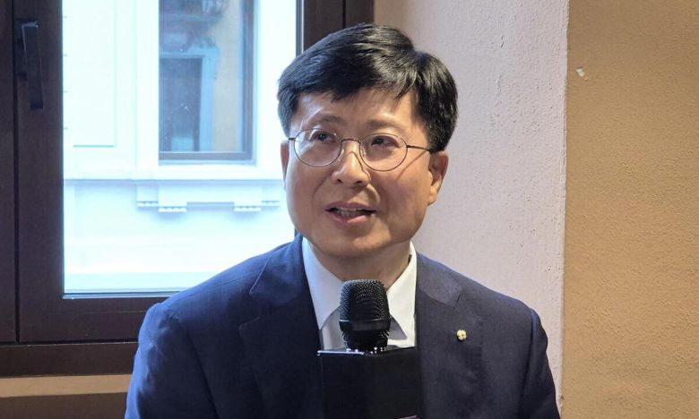 박종석 금융결제원장이 6일(현지시간) 이탈리아 밀라노의 한 식당에서 기자들과 만나 소액 지급결제 서비스의 국가 간 연계를 위한 허브 시스템 등에 관해 설명하고 있다. 금융결제원 제공