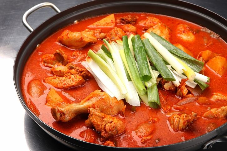 닭볶음탕 한 냄비. 닭고기 가격은 오히려 하락세를 보이며, 상대적으로 저렴한 육류로 주목받고 있다. 게티이미지뱅크
