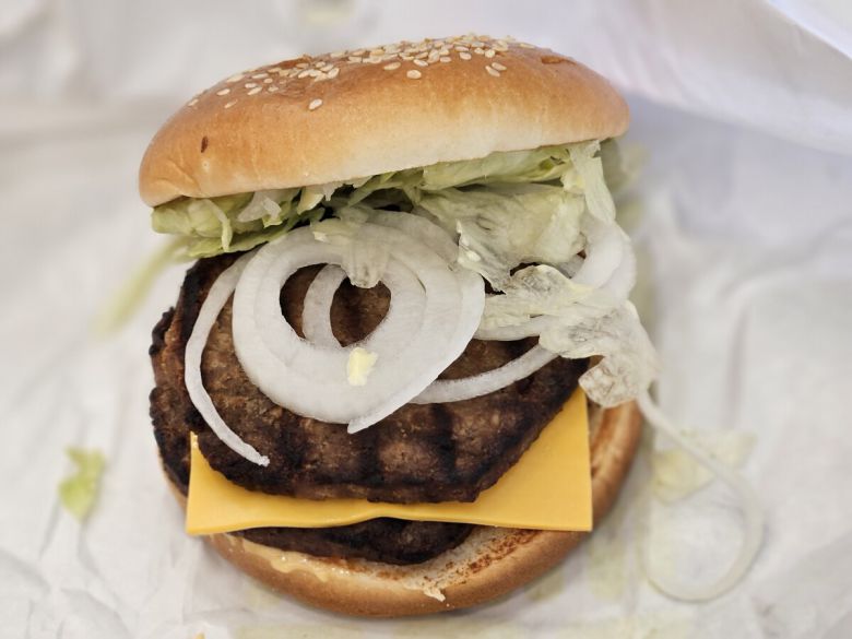 노브랜드 버거가 8일 선보인 가성비 신메뉴 라인 첫 상품인 ‘NBB 어메이징 더블 버거’.