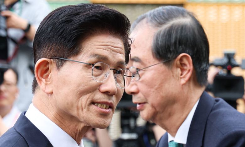 김문수 국민의힘 통령 후보와 한덕수 무소속 대선 예비후보가 8일 서울 여의도 국회 내 카페에서 단일화 관련 회동을 마치고 인사하고 있다. 공동취재