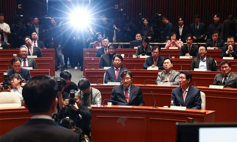 국민의힘 권성동 원내대표를 비롯한 의원들이 9일 서울 여의도 국회에서 열린 의원총회에서 김문수 국민의힘 대통령 후보의 발언을 듣고 있다. 뉴스1