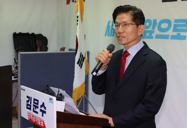 국민의힘 김문수 대선후보가 10일 서울 여의도 캠프 사무실에서 긴급기자회견을 열고 당 지도부가 대선후보 재선출 절차를 밟는 것에 대한 입장을 발표하고 있다. 뉴시스