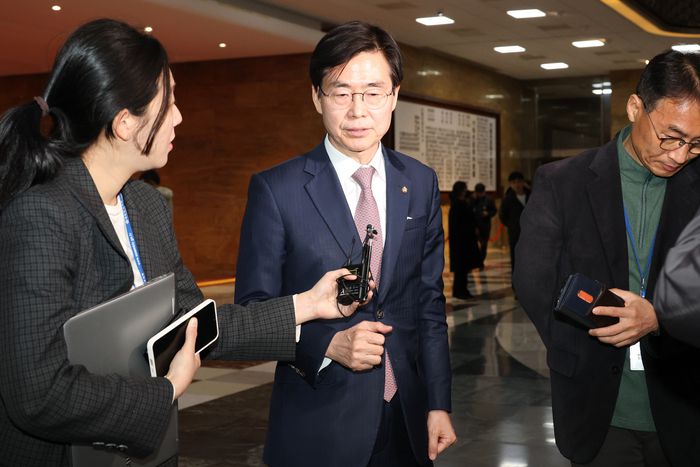 조경태 국민의힘 의원이 6일 오후 서울 여의도 국회에서 열린 비상의원총회에 참석하고 있다. 뉴스1