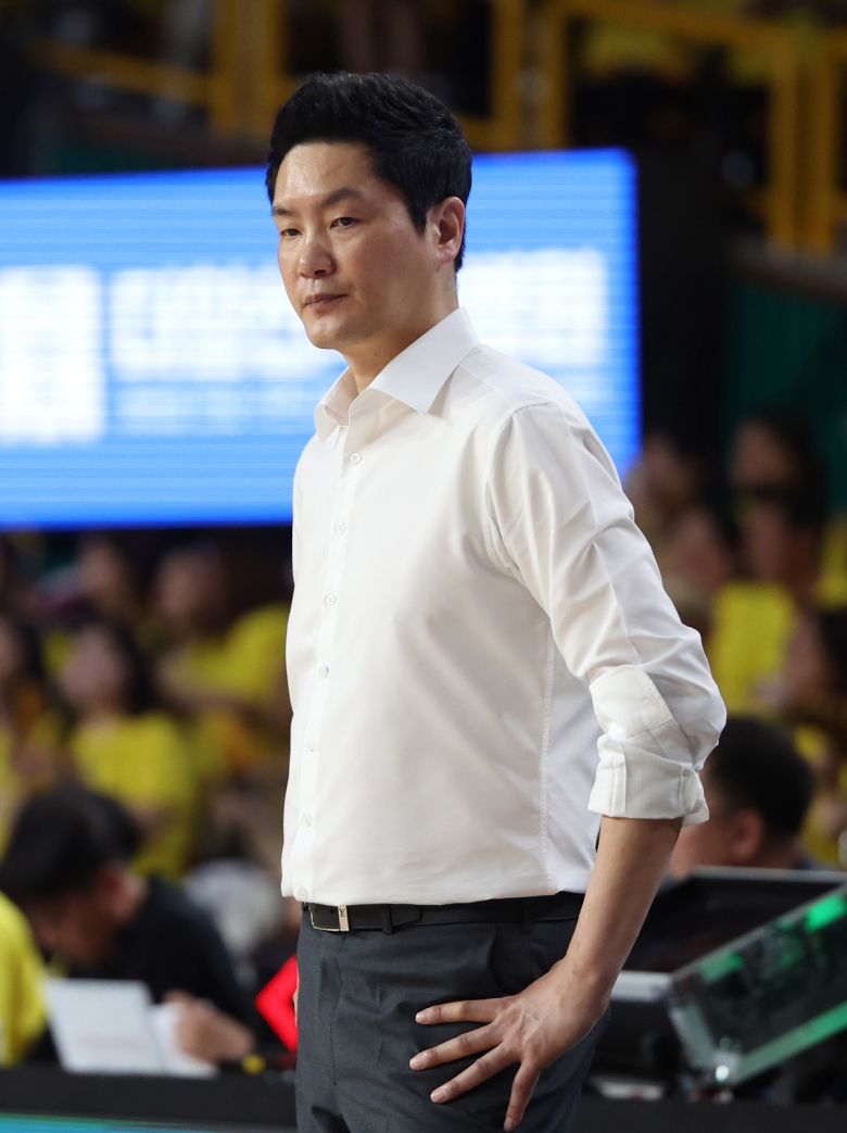 SK 전희철 감독이 굳은 표정을 하고 있다. 연합뉴스