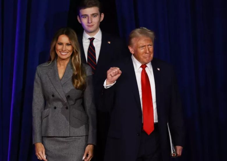 도널드 트럼프 미국 대통령(오른쪽부터), 아들 배런 트럼프, 부인 멜라니아 트럼프 여사가 함께한 모습. 2006년생으로 올해 19세인 배런은 키가 무려 206㎝에 이른다. 게티이미지 제공