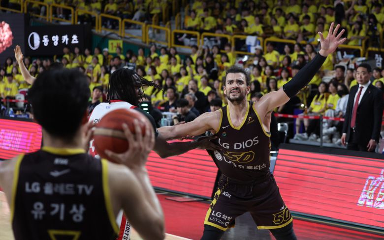 9일 경남 창원체육관에서 열린 2024∼2025시즌 프로농구 창원 LG 세이커스와 서울 SK 나이츠의 챔피언결정전 3차전 경기. LG 아셈 마레이가 유기상에게 패스를 요청하는 듯하다. 연합뉴스