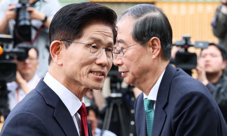 국민의힘 김문수 대선후보와 무소속 한덕수 대선 예비후보가 지난 8일 국회 내 카페에서 단일화 관련 회동을 마친 뒤 인사하고 있다. 뉴시스