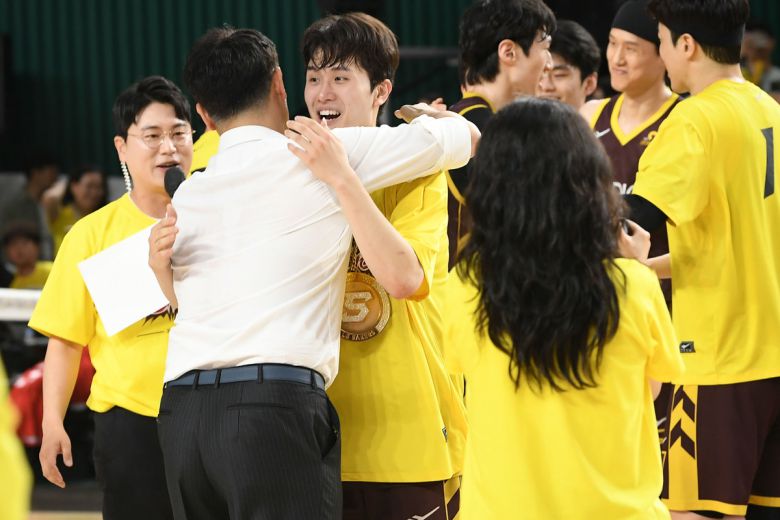 LG 조상현 감독이 양준석과 포옹하고 있다. KBL 제공