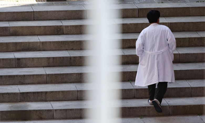 7일 서울 시내 한 의과대학에서 의료진이 이동하고 있다. 뉴시스