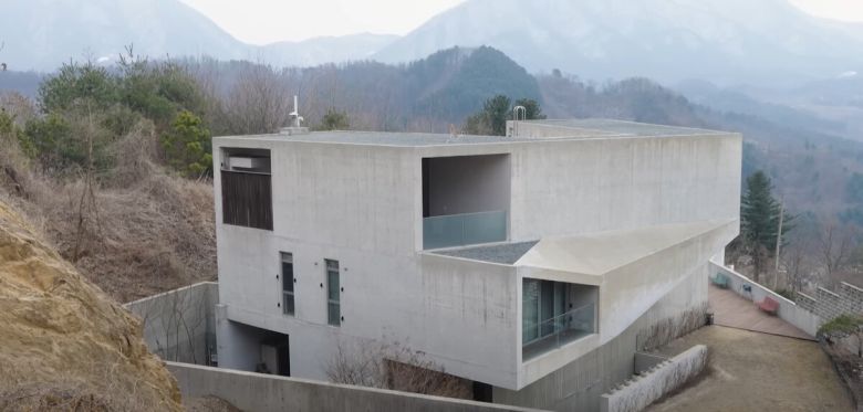 고소영이 가평 별장에 도둑이 들었던 일화를 공개했다. 유튜브 채널 '바로 그 고소영' 영상 캡처