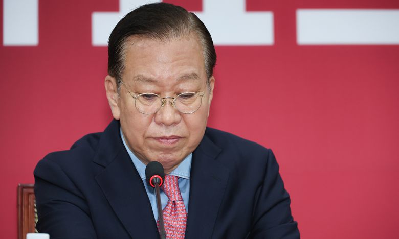 국민의힘 권영세 비상대책위원장이 10일 국회에서 기자회견을 열고 김문수 후보에 대한 자격 취소와 한덕수 예비후보의 입당 과정에 대해 설명하고 있다. 뉴스1