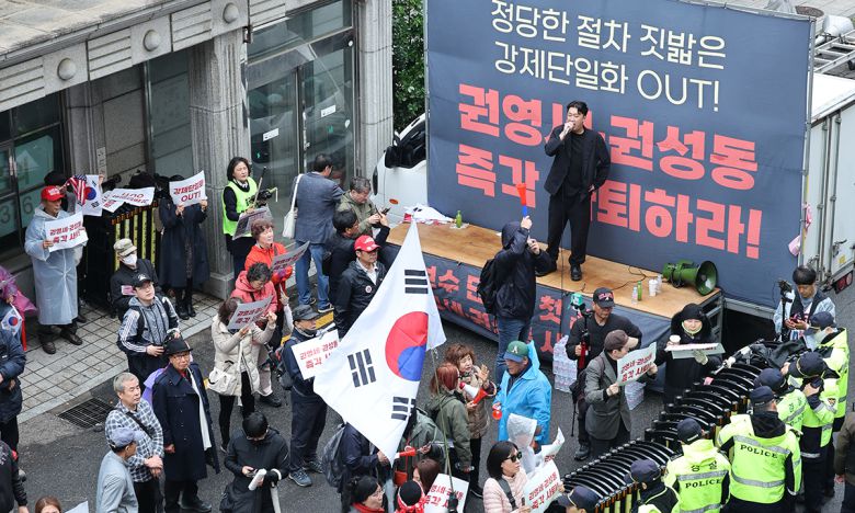 국민의힘 김문수 후보 지지자들이 10일 서울 여의도 당사 앞에서 권영세 비상대책위원장과 권성동 원내대표의 사퇴를 촉구하고 있다. 뉴스1