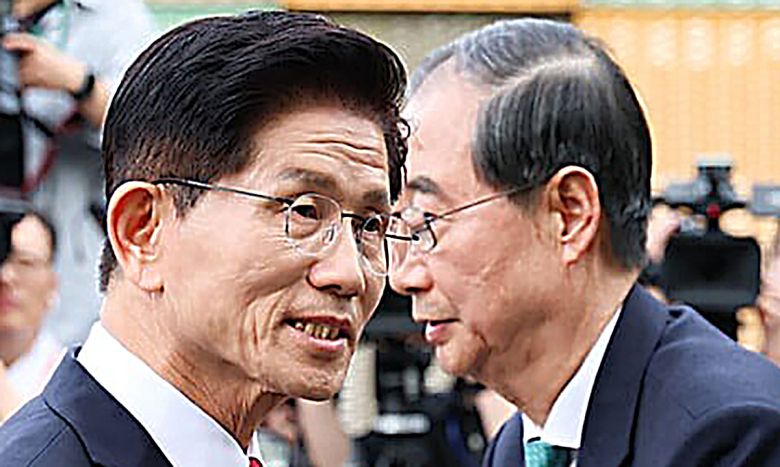 김문수 국민의힘 대선 후보와 한덕수 무소속 대선 예비후보(오른쪽)가 지난 8일 서울 여의도 국회 내 카페에서 단일화 관련 회동을 마치고 인사하고 있다.뉴시스