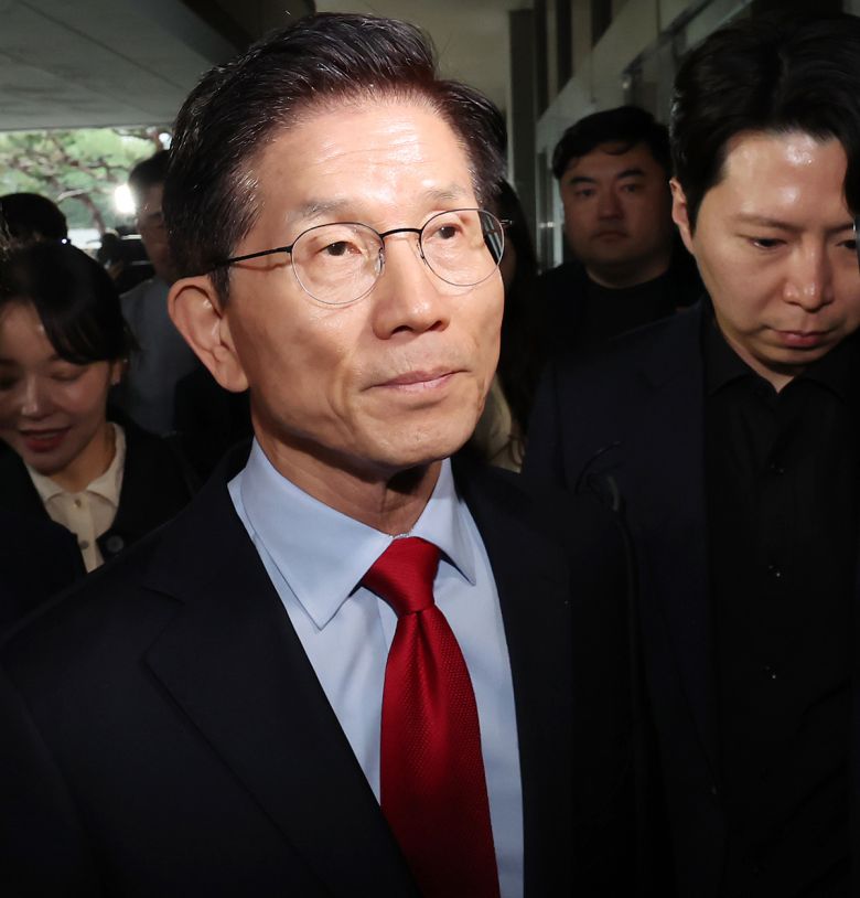 국민의힘 김문수 후보가 10일 서울 양천구 남부지방법원에서 열린 후보 선출취소 효력정지 가처분 심문기일에 출석하고 있다. 뉴스1