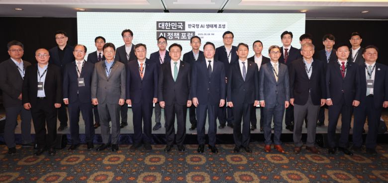 최태원 대한상공회의소 회장(앞줄 왼쪽 일곱 번째)이 9일 서울 중구 롯데호텔 에서 열린 대한민국 AI정책 포럼에 앞서 유상임 과학기술정보통신부 장관, 안덕근 산업통상자원부 장관을 비롯한 참석자들과 기념촬영을 하고 있다. 뉴스1