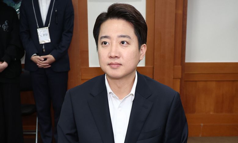 개혁신당 이준석 대선 후보가 10일 경기도 과천 중앙선거관리위원회에서 제21대 대통령선거 후보 등록을 하고 있다. 연합뉴스