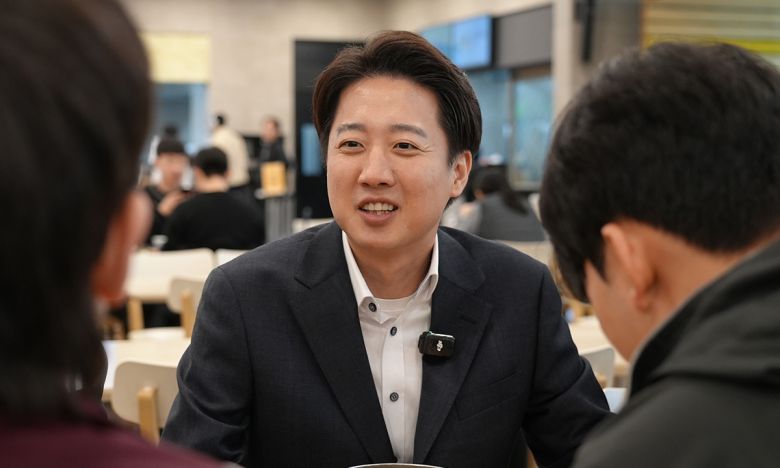 이준석 개혁신당 대통령 후보가 9일 서울 종로구 성균관대학교를 찾아 학생들과 학식을 먹으며 대화하고 있다. 이준석 캠프 제공