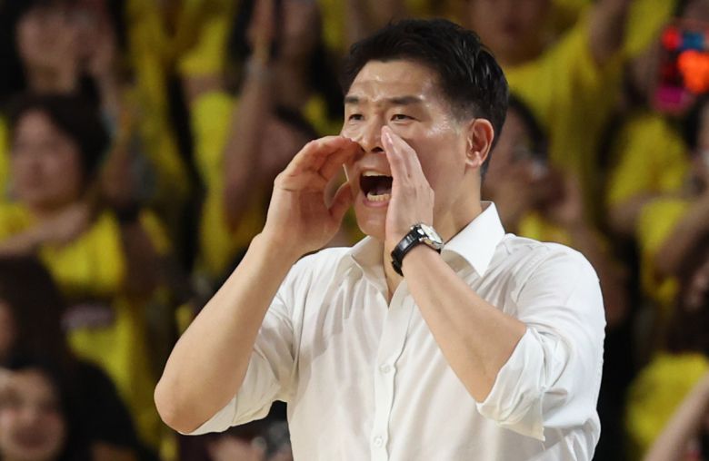 4쿼터 LG 조상현 감독이 선수단에게 말하고 있다. 연합뉴스