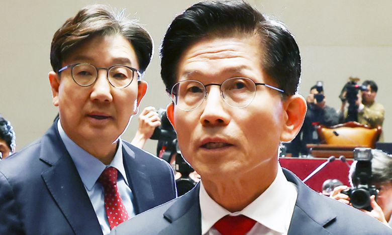 김문수 국민의힘 대통령 후보가 9일 오전 서울 여의도 국회에서 열린 의원총회에 참석한 뒤 나오고 있다. 왼쪽은 권성동 원내대표. 뉴스1