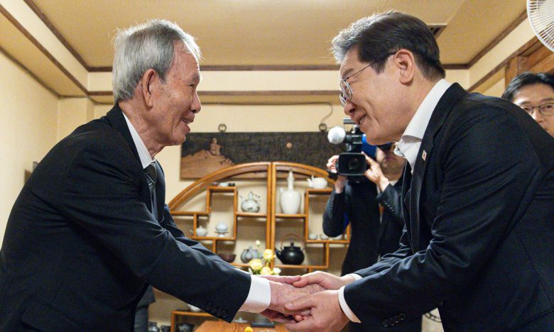 경청투어에 나선 이재명 더불어민주당 대통령 후보와 김장하 전 남성문화재단 이사장이 지난 10일 경남 진주시에 위치한 찻집에서 차담을 갖기 전 악수하고 있다. 뉴스1