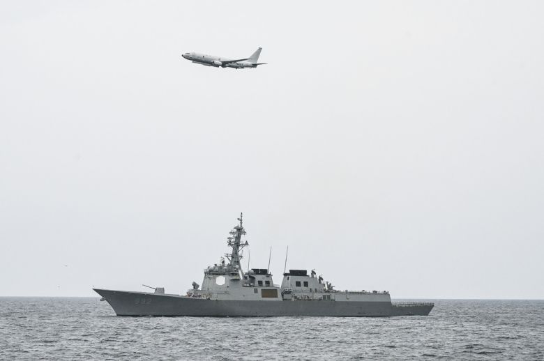 율곡이이함(DDG)과 미 해군 P-8 해상초계기가 9일 한·미 연합 해상대특수전부대작전(MCSOF) 훈련을 하고 있다. 해군 제공