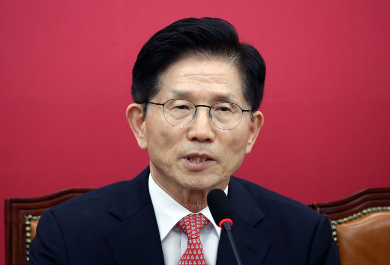 김문수 국민의힘 대선 후보가 11일 서울 여의도 국회에서 열린 중앙선거대책위원회의에서 발언하고 있다. 뉴시스