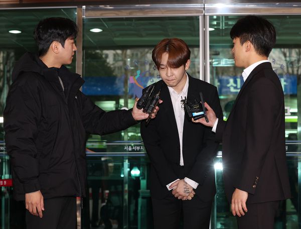 필로폰을 매수·투약한 혐의로 기소된 가수 남태현이 지난해 1월18일 서울 마포구 서울서부지법에서 열린 선고기일을 마친 뒤 법원을 나서며 고개를 숙여 인사하고 있다. 연합뉴스