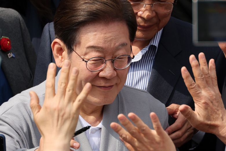 민심을 청취하는 '경청 투어'에 나선 이재명 더불어민주당 대선후보가 11일 전남 영암군 학산면 독천 낙지거리에서 주민들에게 인사하고 있다.   뉴시스
