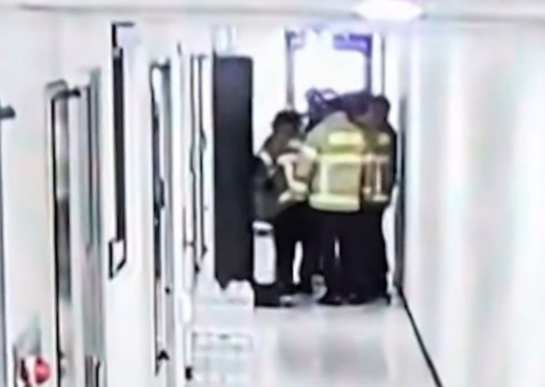 지난 4일 오전 경기 이천의 한 오피스텔에서 옛 여자친구와 그의 남자친구를 살해했다는 30대 남성의 자수에 시신을 확인하기 위해 강제로 문을 열고 들어가는 경찰과 소방대원들. 연합뉴스TV 보도화면 캡처