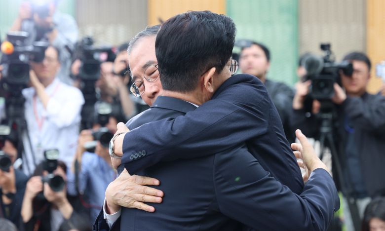 김문수 국민의힘 대선 후보와 한덕수 무소속 대선 후보가 지난 8일 서울 여의도 국회 내 카페에서 단일화 관련 회동을 마치고 포옹하고 있다. 뉴스1