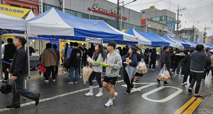 지난해 11월 경북 구미에서 열린 라면축제에 참가한 관광객들이 라면을 들고 가는 모습. 김수연 기자