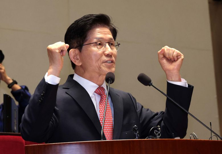 국민의힘 김문수 대선후보가 11일 서울 여의도 국회에서 열린 의원총회에서 발언하고 있다.   허정호 선임기자