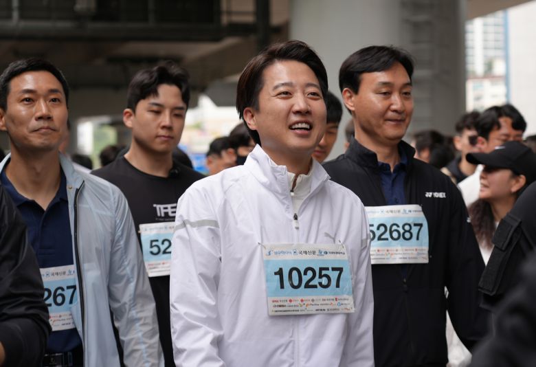 이준석 개혁신당 대선 후보가 11일 부산 벡스코광장에서 열린 2025 다이아몬드 브리지 국제 걷기 축제에 참석하고 있다.    이준석 캠프 제공