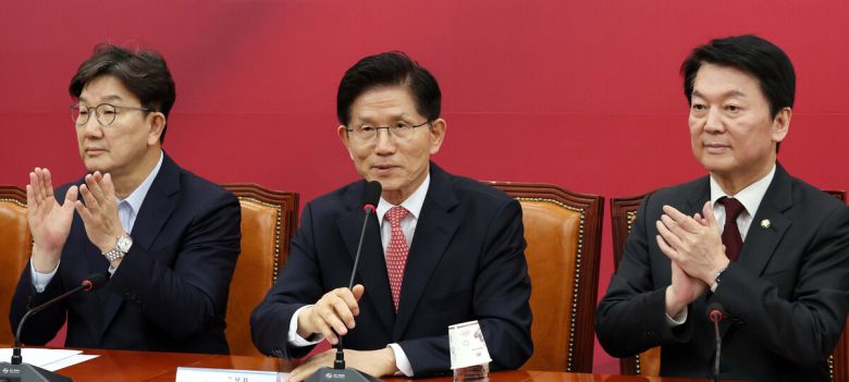 국민의힘 김문수 대선후보가 11일 서울 여의도 국회에서 열린 중앙선거대책위원회의에서 권성동 권한대행과 안철수 의원의 박수를 받고 있다.   허정호 선임기자