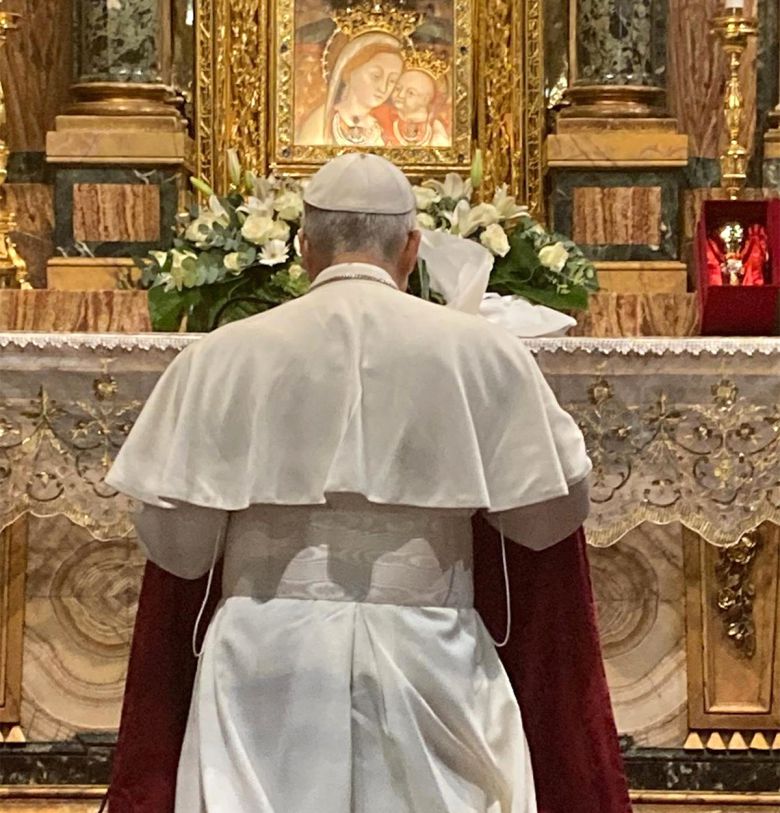 레오 14세 교황이 10일(현지시간) 이탈리아 로마의 산타 마리아 마조레 대성전에 자리한 프란치스코 교황의 무덤을 찾아 무릎을 꿇고 기도하고 있다. 로마=EPA연합뉴스