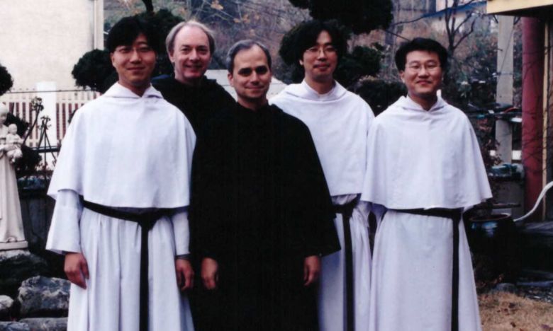 레오 14세(가운데)가 2002년 한국을 방문해 성 아우구스띠노 수도회 한국지부의 수도사들과 기념촬영을 하고 있다. 성 아우구스띠노 수도회 한국지부 제공