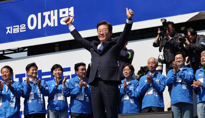 더불어민주당 이재명 대선후보가 제21대 대통령선거 공식 선거운동이 시작된 12일 서울 청계광장에서 열린 '빛의 혁명' 광화문 유세에서 손을 들어 유권자들에게 인사하고 있다.   허정호 선임기자