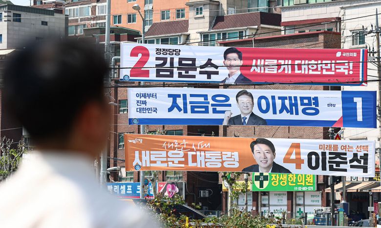3인3색 현수막 12일 서울 시내 거리에 더불어민주당 이재명 대선후보, 국민의힘 김문수 대선후보, 개혁신당 이준석 대선후보의 현수막이 걸려 있다. 뉴스1