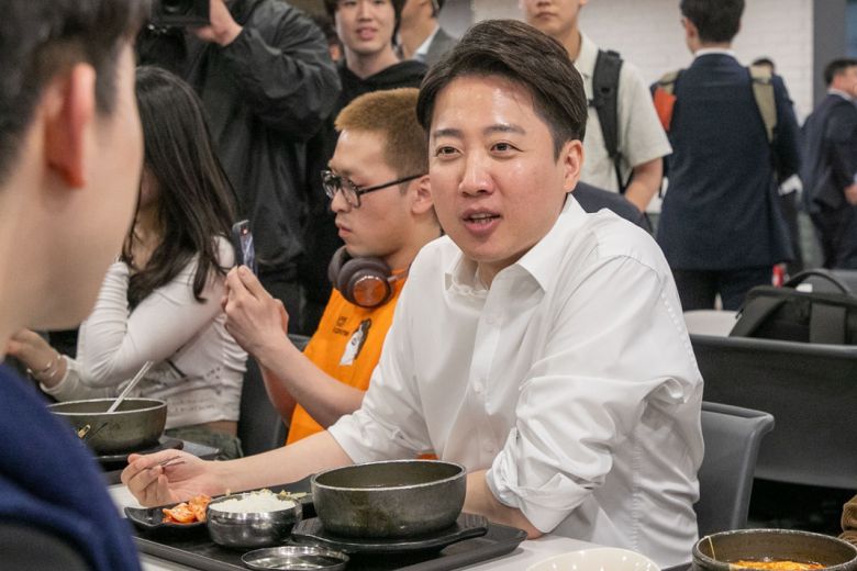 개혁신당 이준석 대선 후보가 12일 서울 서대문구 연세대학교를 찾아 학식을 먹으며 학생들과 대화하고 있다. 공동취재